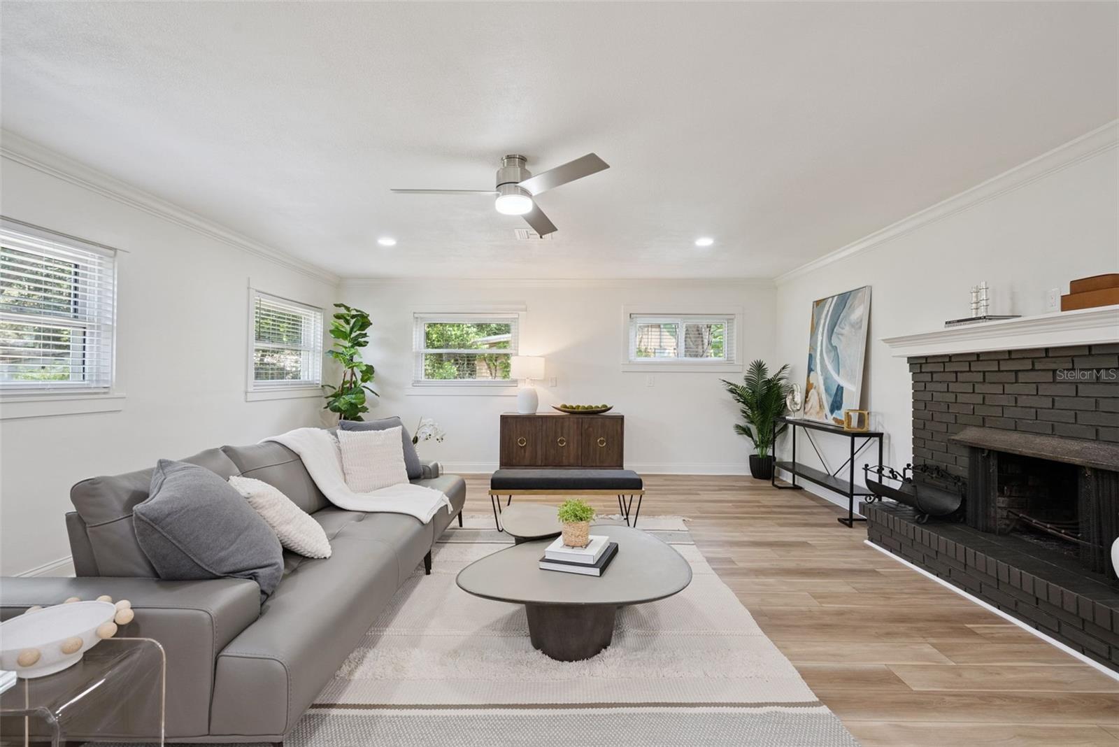 370 SULTANA LN
