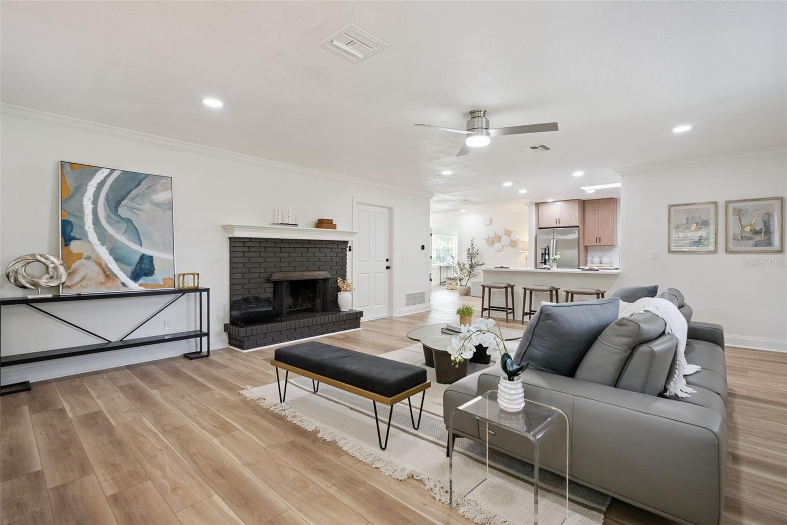 370 SULTANA LN