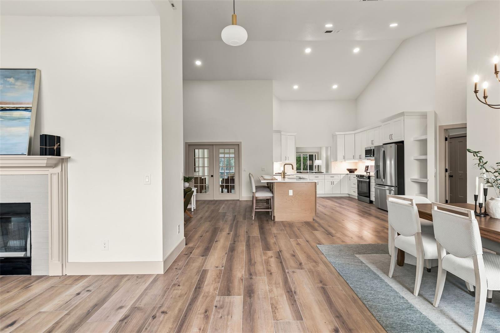 700 W PINEWOOD CT