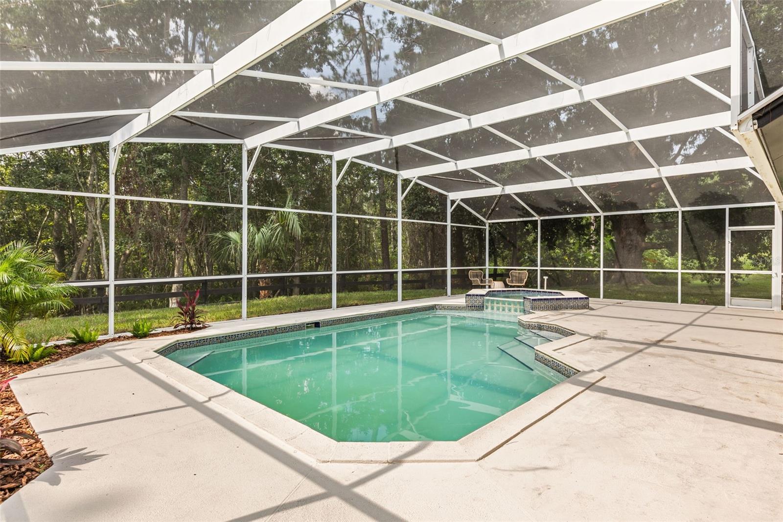 700 W PINEWOOD CT