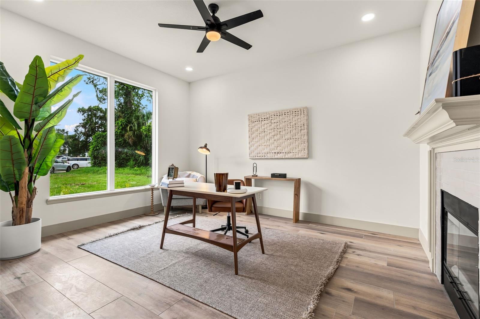 700 W PINEWOOD CT