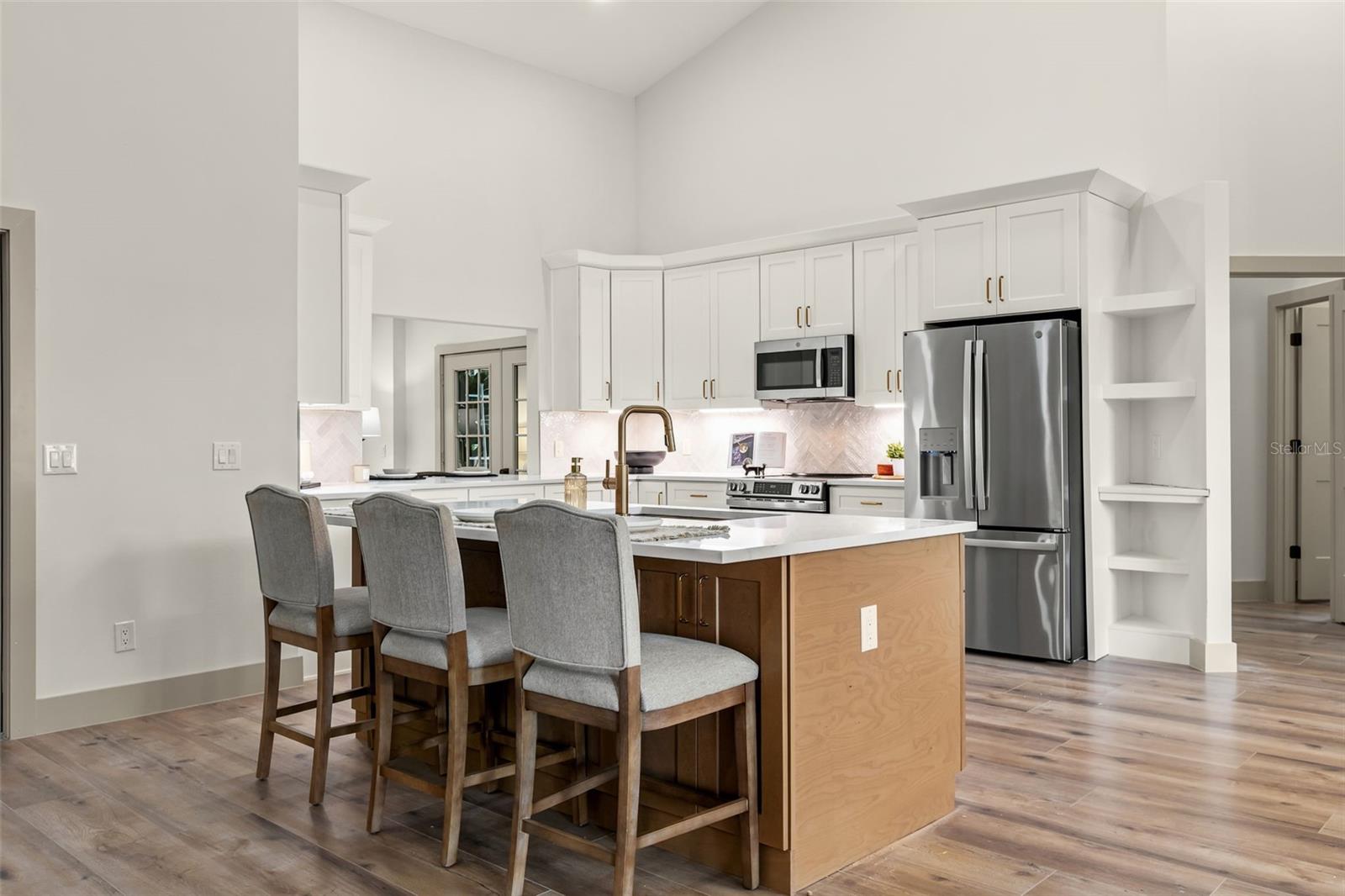 700 W PINEWOOD CT
