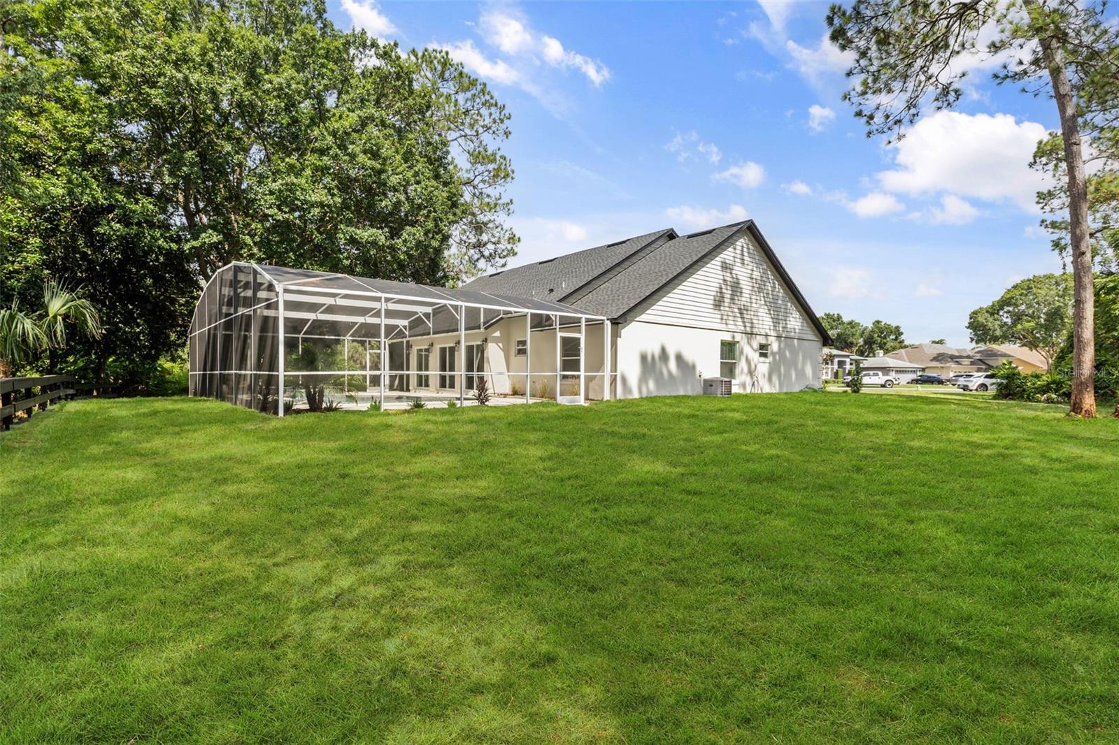 700 W PINEWOOD CT