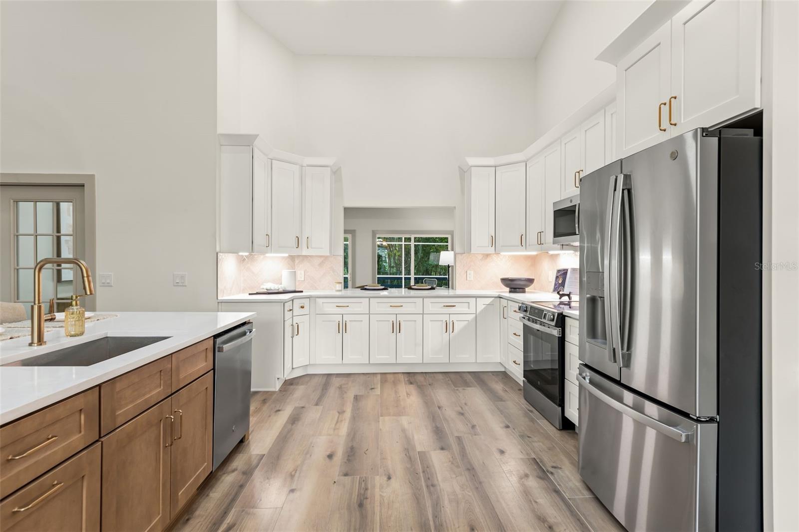 700 W PINEWOOD CT