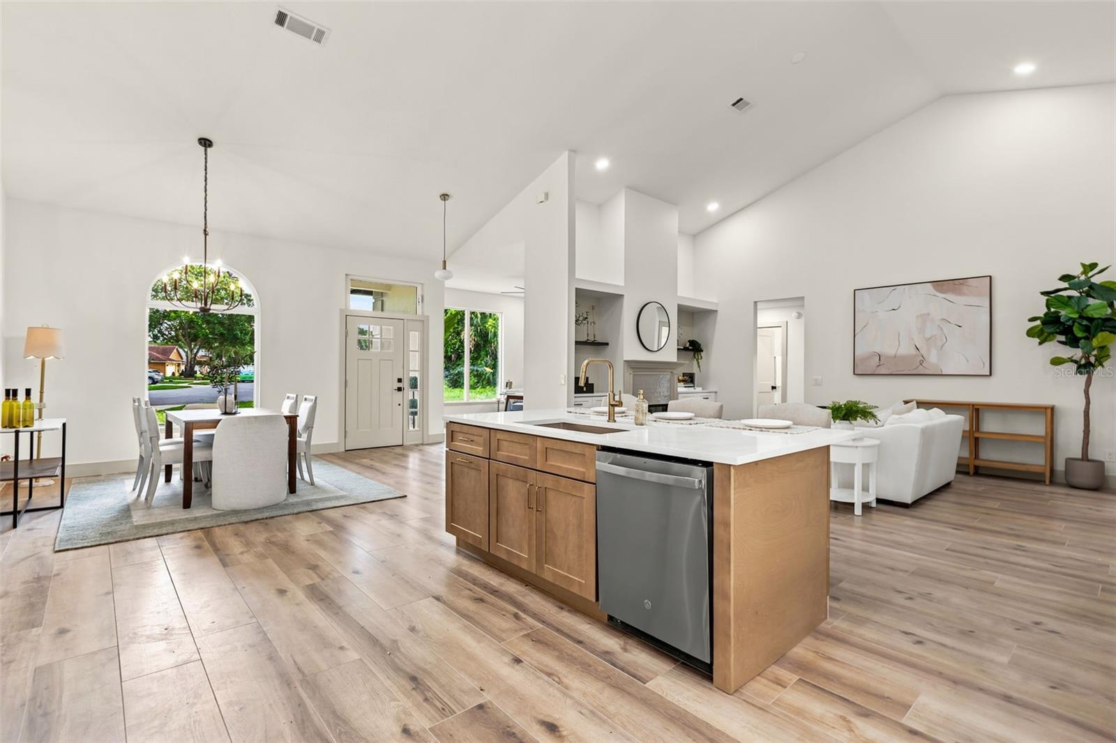 700 W PINEWOOD CT
