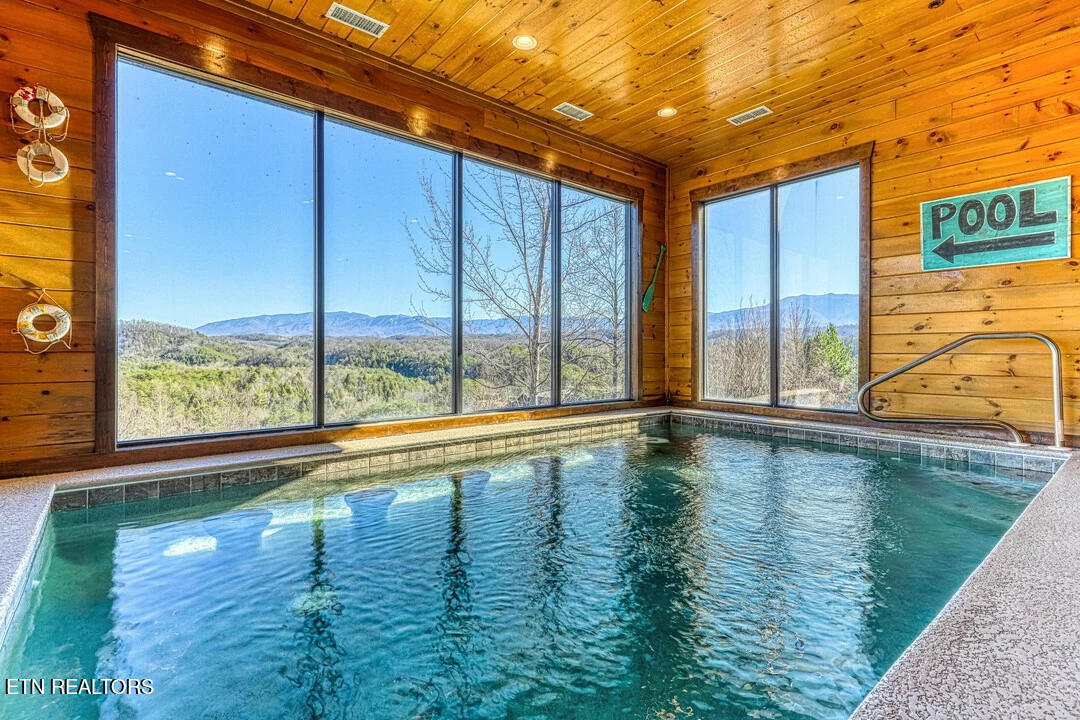 2010 Thistle Thorn Tr