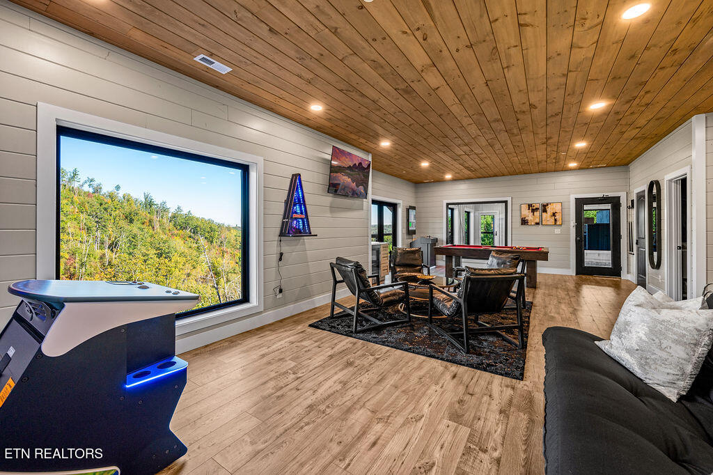 719 Pinecrest Ct Court