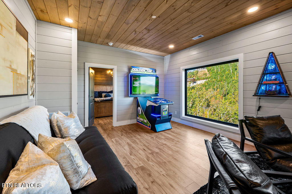 719 Pinecrest Ct Court