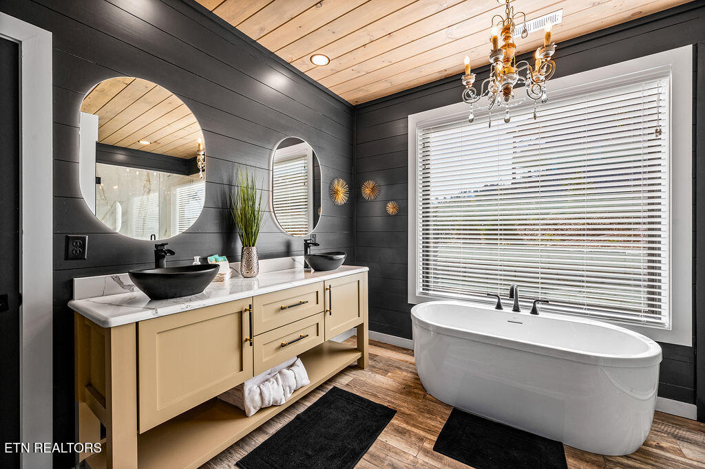 719 Pinecrest Ct Court