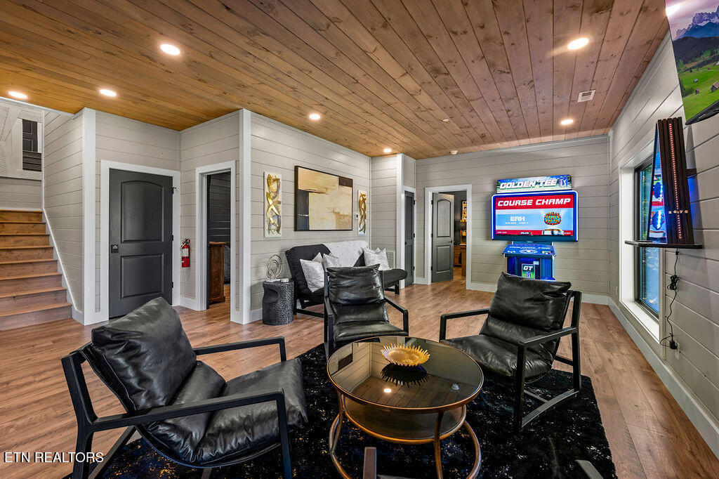 719 Pinecrest Ct Court