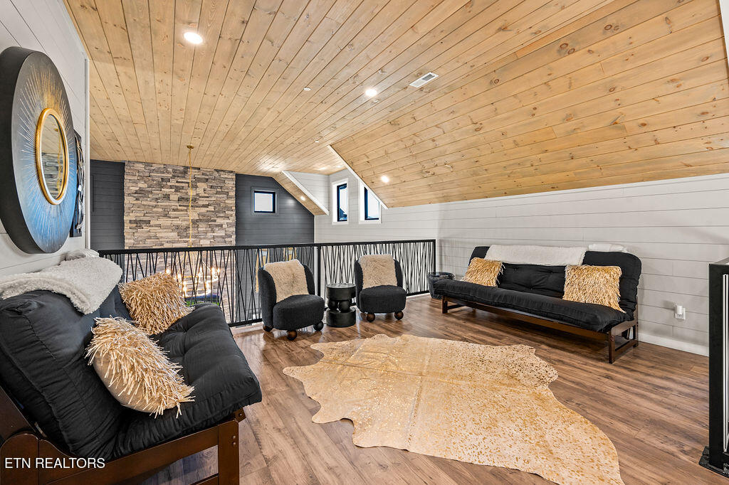 719 Pinecrest Ct Court