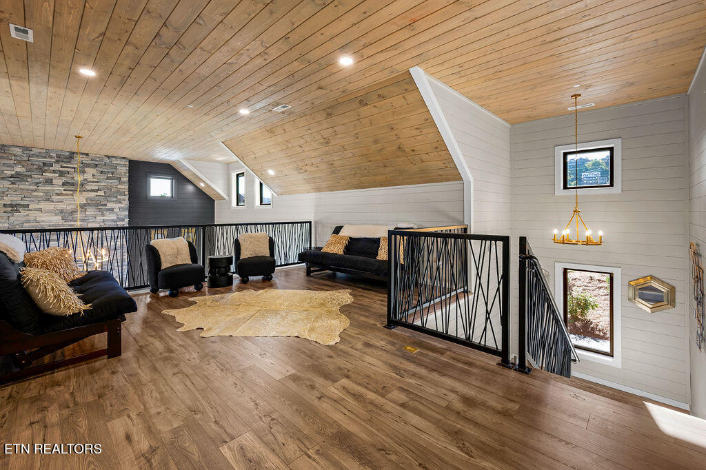 719 Pinecrest Ct Court