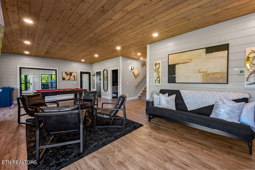 719 Pinecrest Ct Court