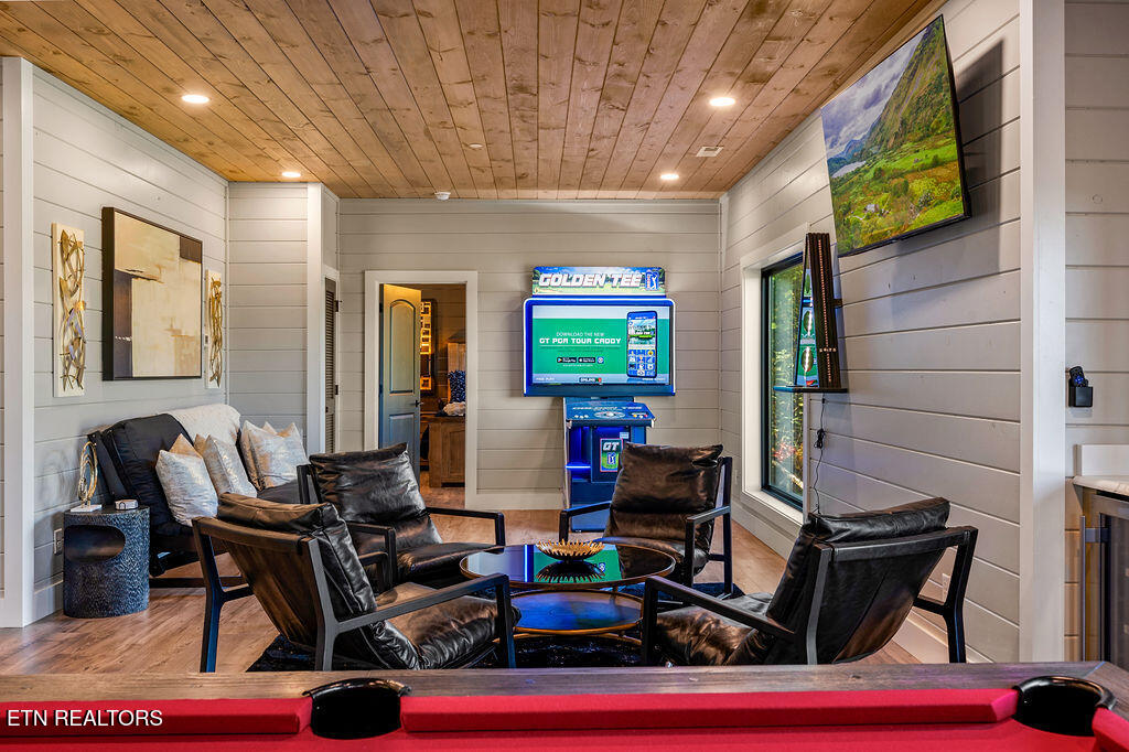 719 Pinecrest Ct Court