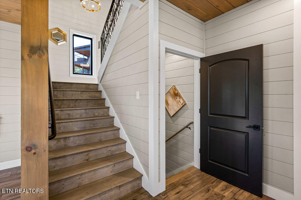 719 Pinecrest Ct Court