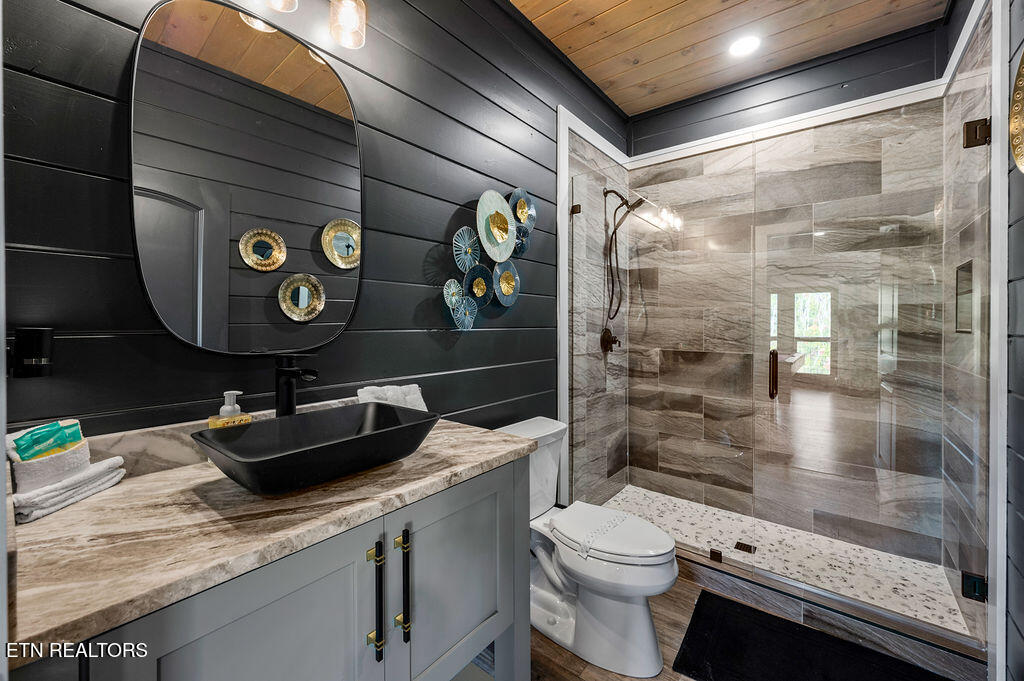 719 Pinecrest Ct Court