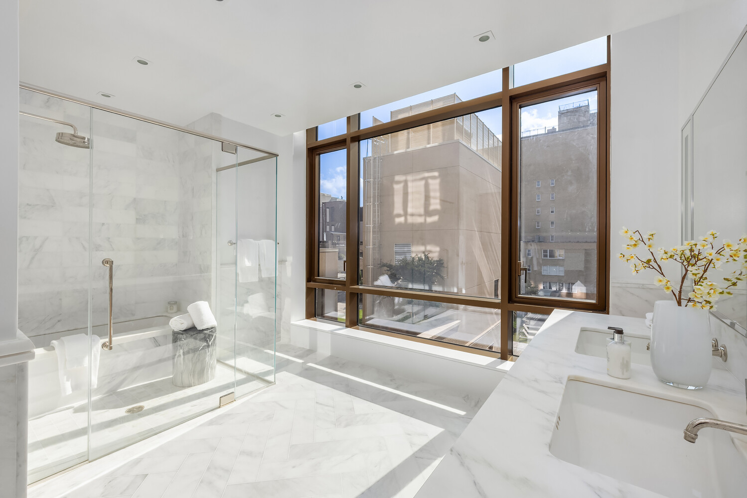 215 E 19TH Street 8E