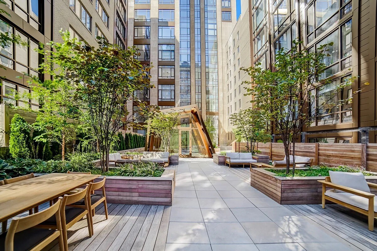 215 E 19TH Street 8E