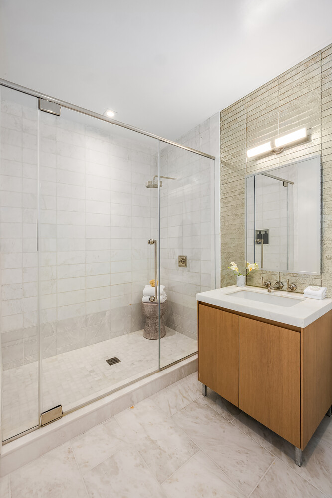 215 E 19TH Street 8E