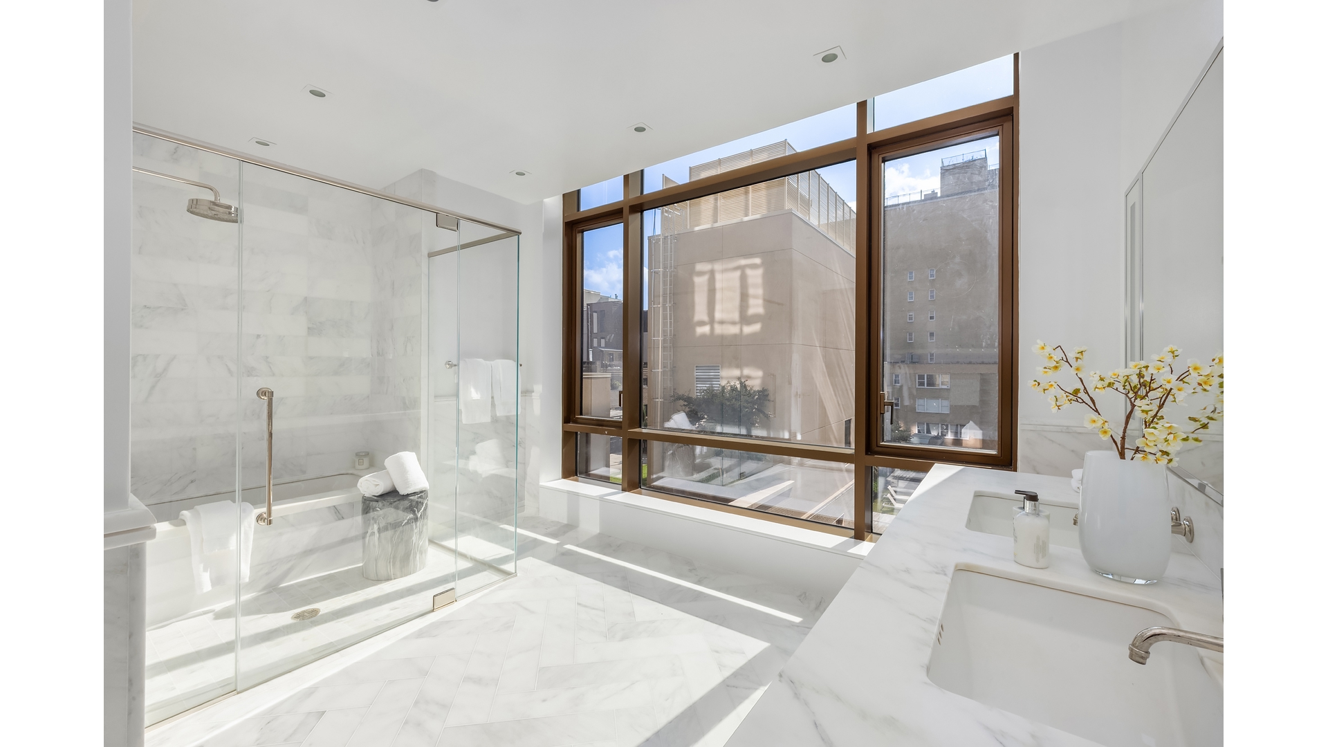 215 E 19TH Street 8E