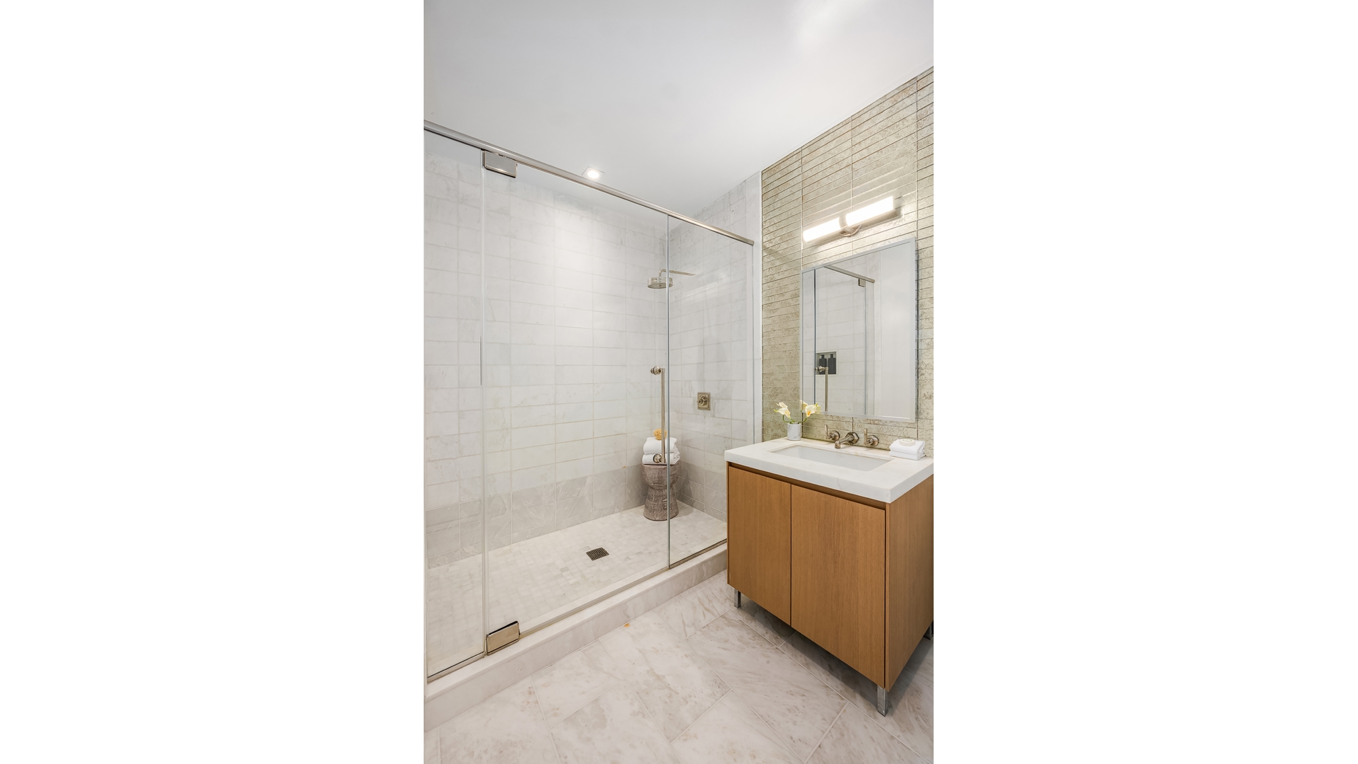 215 E 19TH Street 8E