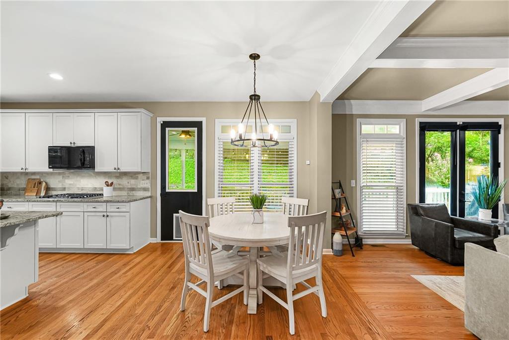 2437 Retreat Close
