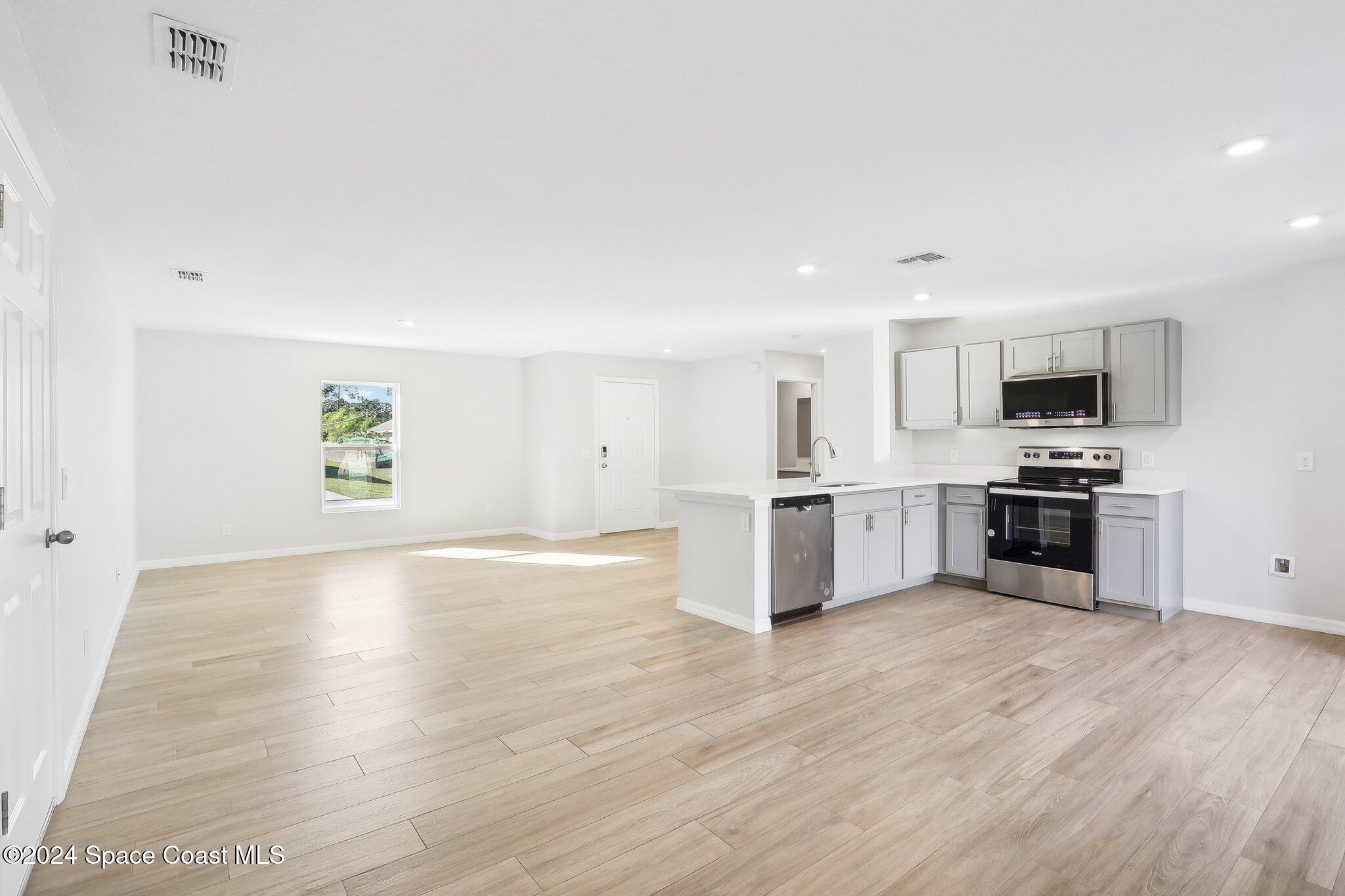 505 Titan Road SE