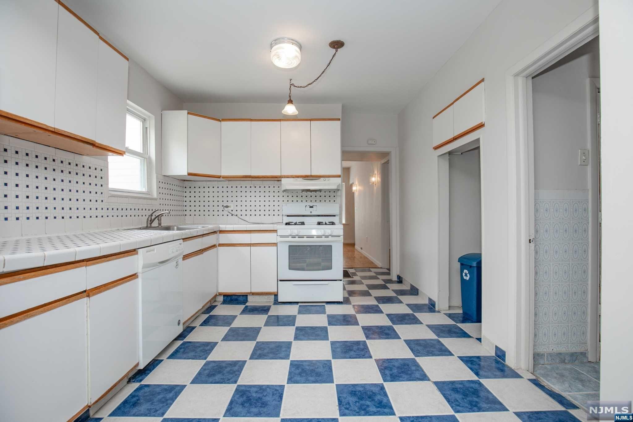 23-25 Mohawk Avenue