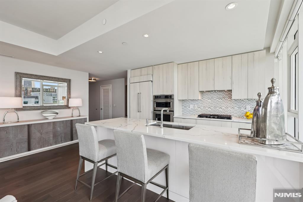 800 Ave At Port Imperial Boulevard 305