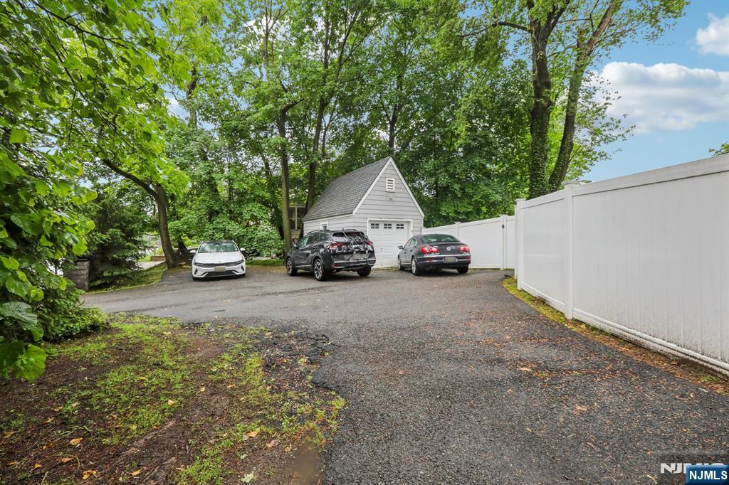 785 Ridgewood Road