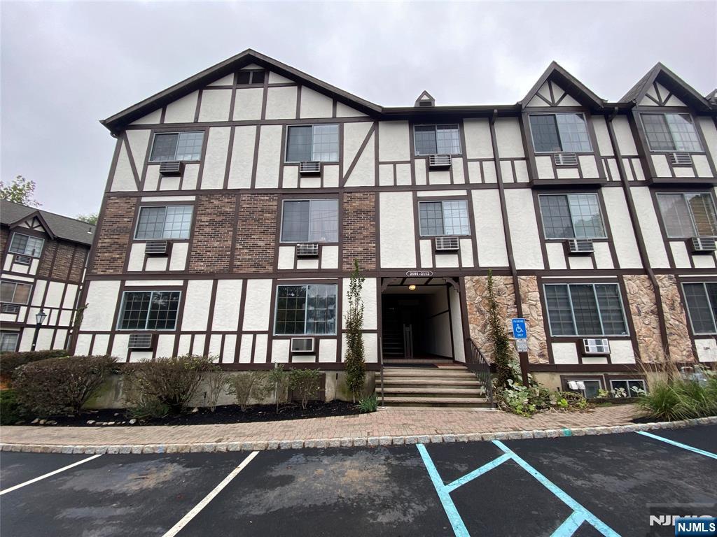 2110 Hawthorne Lane