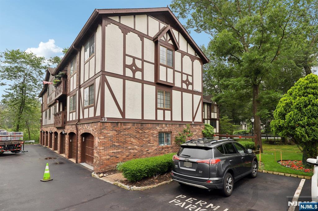 1907 Faulkner Court