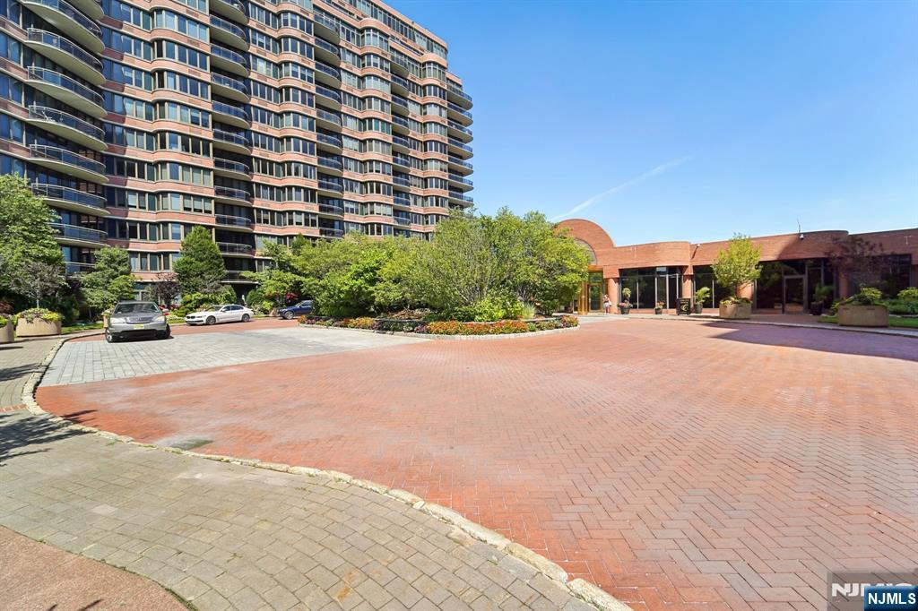 100 Carlyle Drive 9L-N