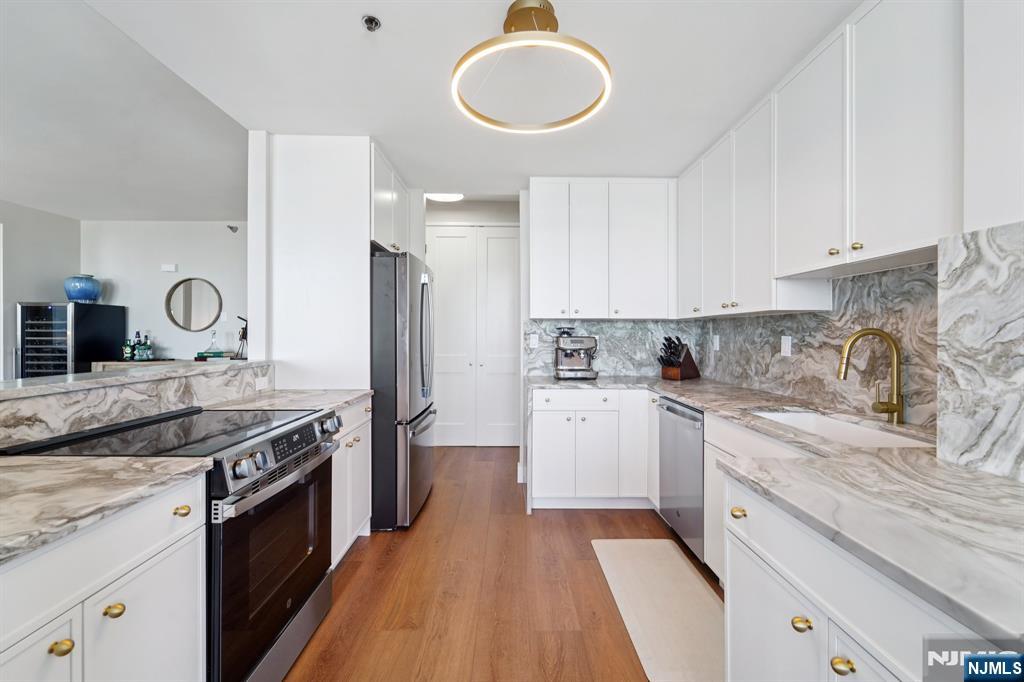 100 Carlyle Drive 9L-N