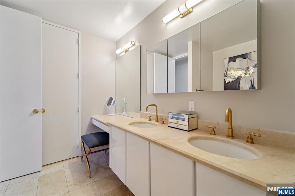 100 Carlyle Drive 9L-N