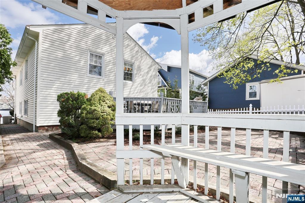 67 Dumont Avenue