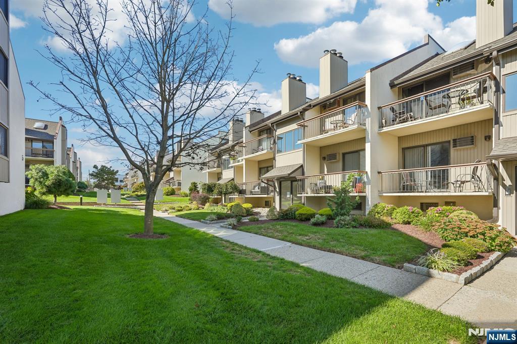 105 W Ridge Mews 1E