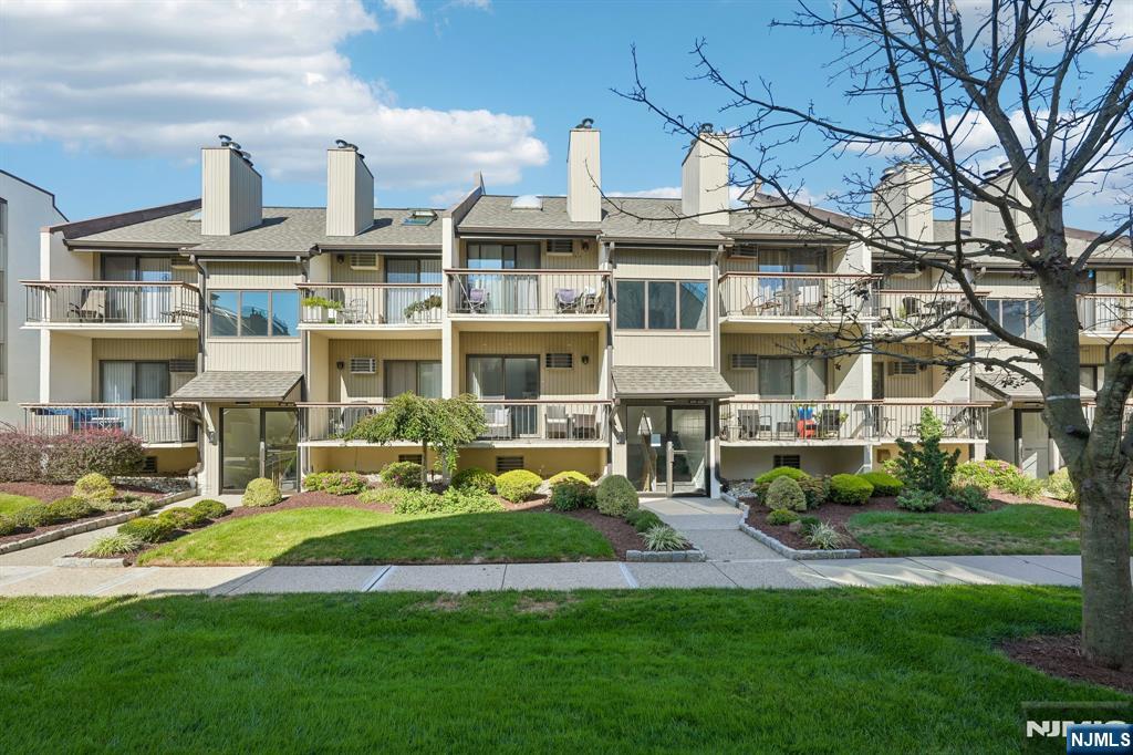 105 W Ridge Mews 1E