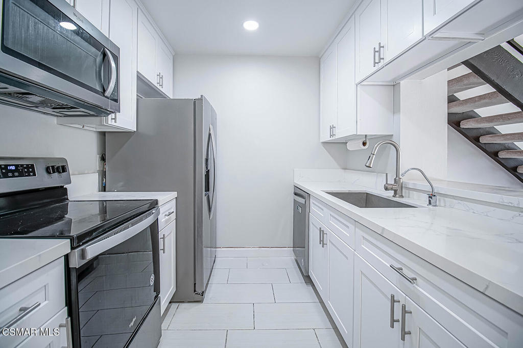 5460 White Oak Avenue E308