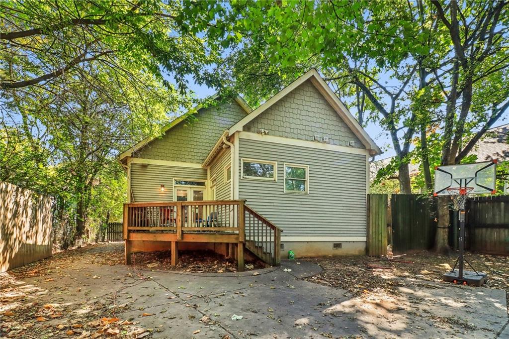 24 Leslie Street NE