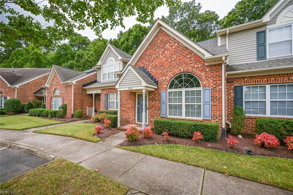 728 W Lake CIR