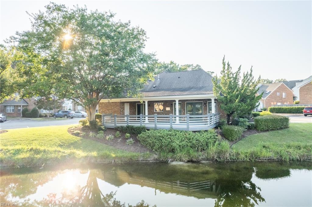 728 W Lake CIR