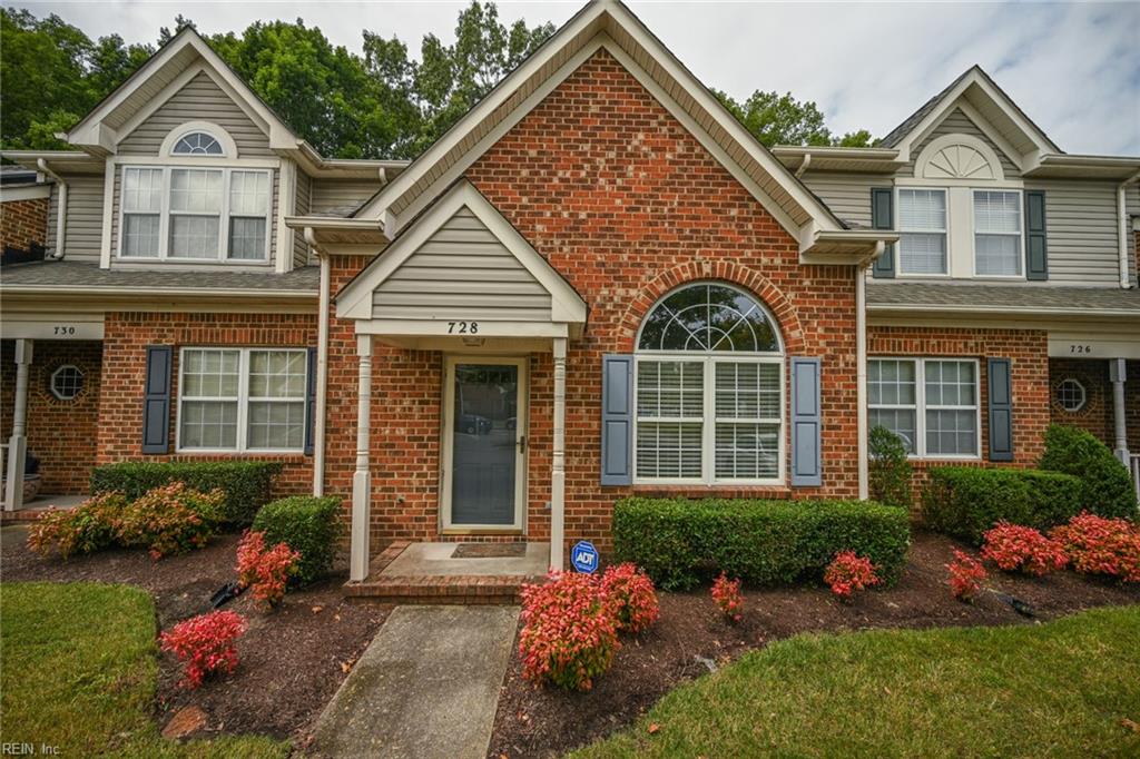 728 W Lake CIR