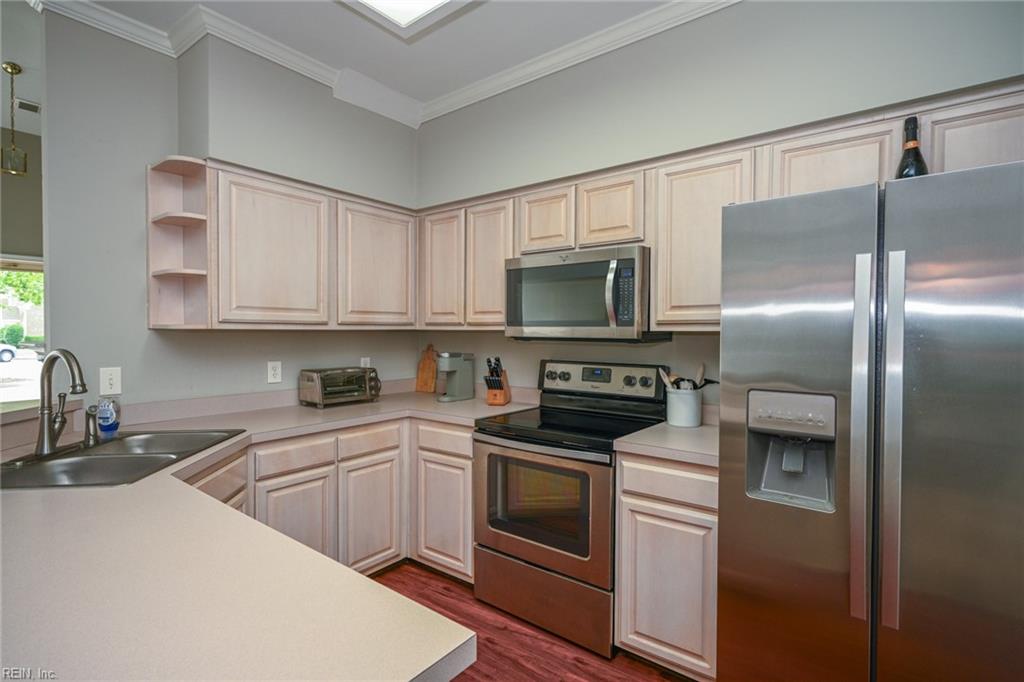 728 W Lake CIR