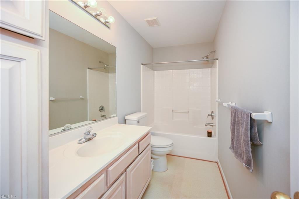 728 W Lake CIR