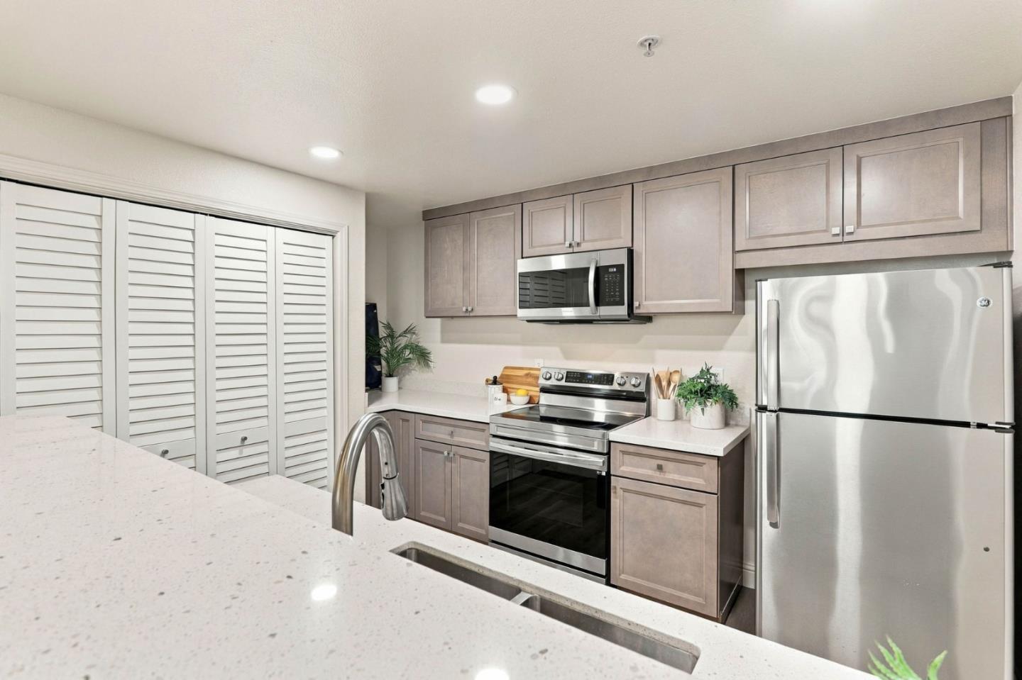 1883 Agnew RD 229
