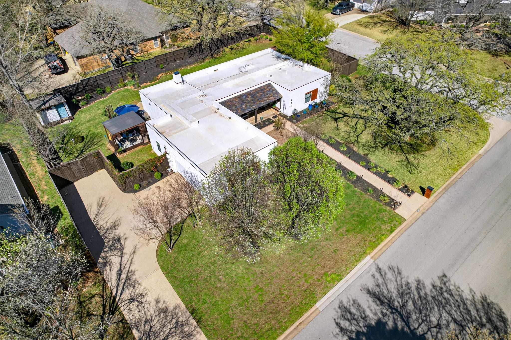905 Lynhurst Lane