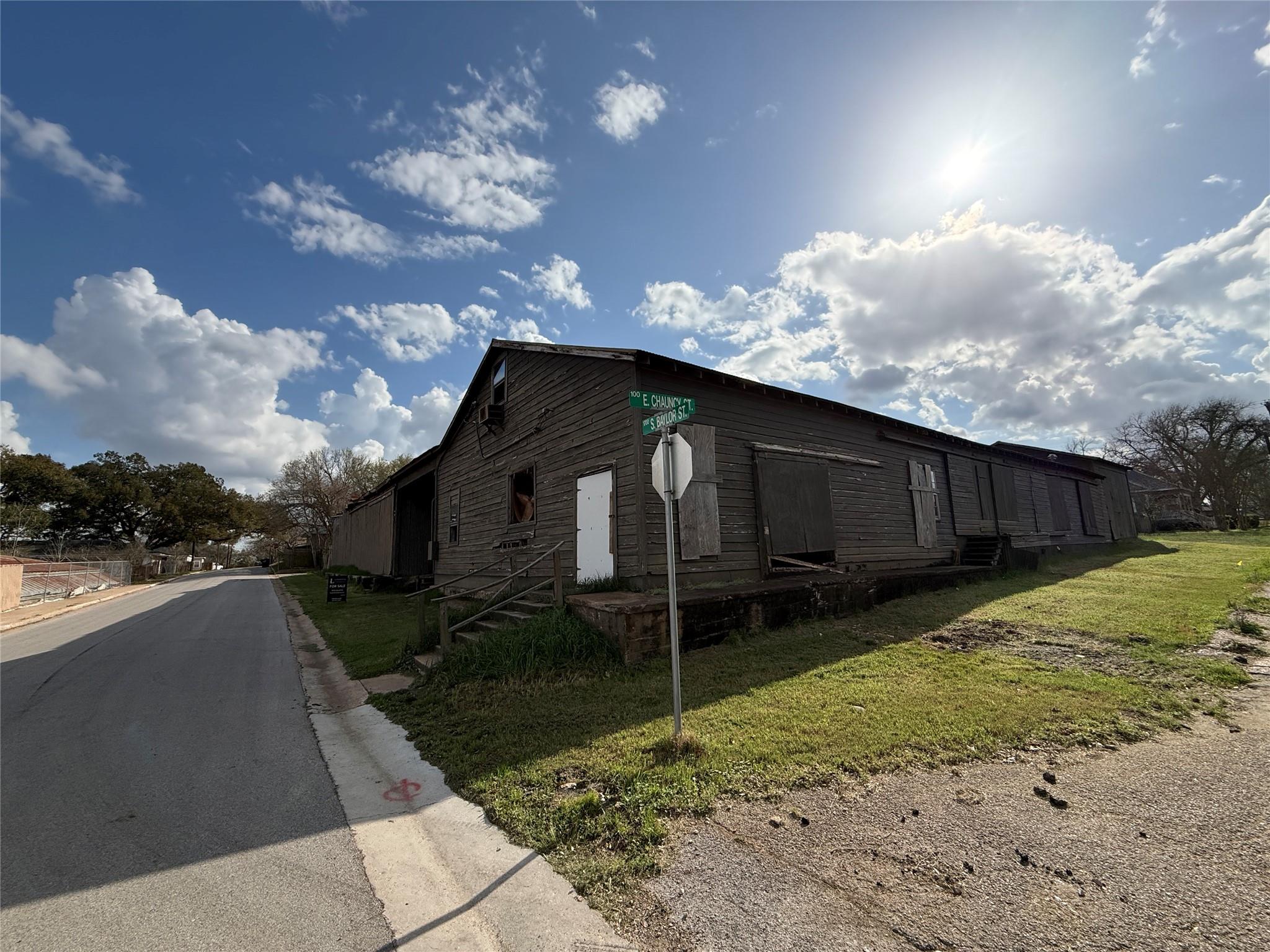 1702 S Baylor Street