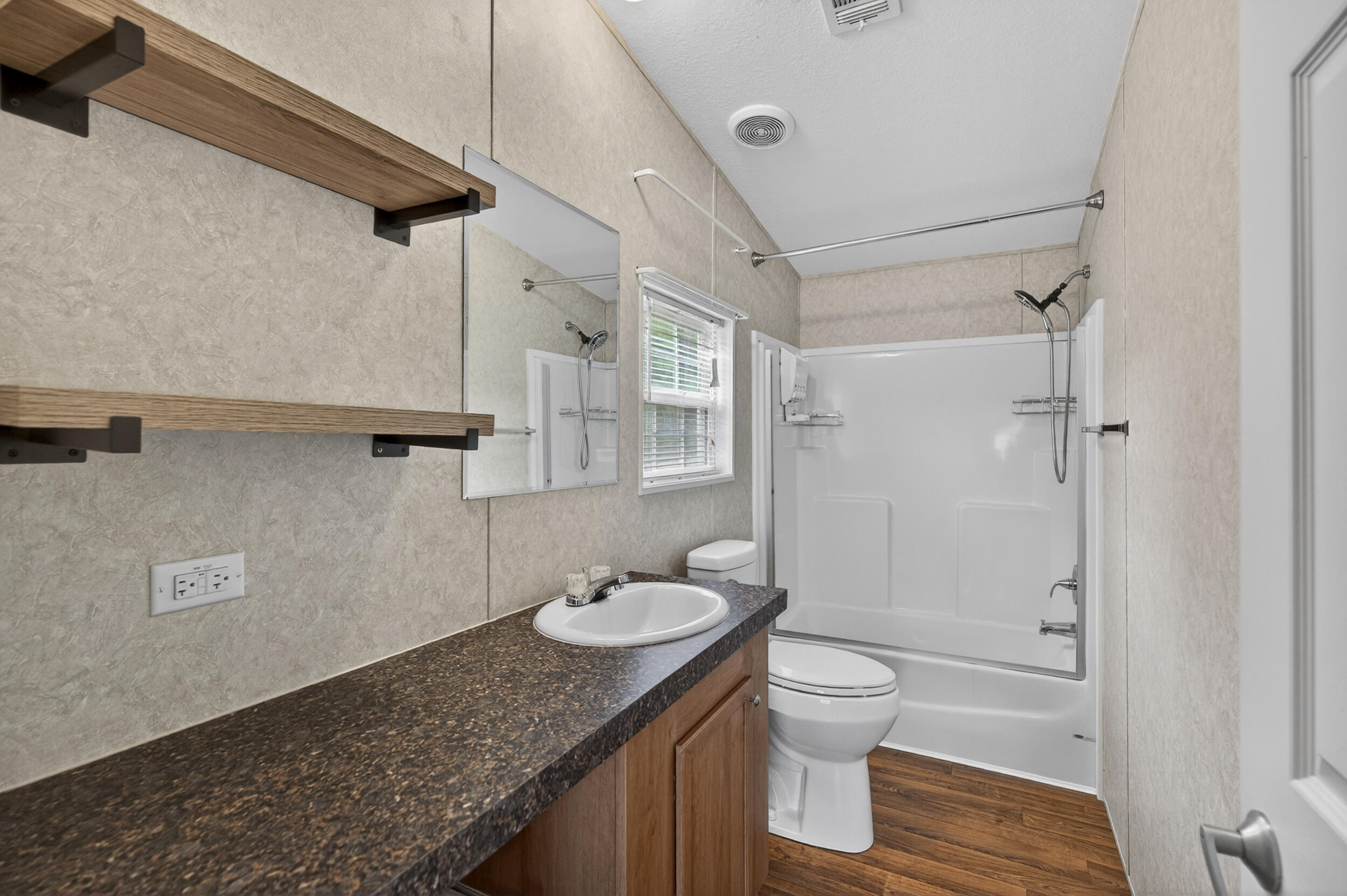 535 Kings Lake Boulevard, DeFuniak Springs