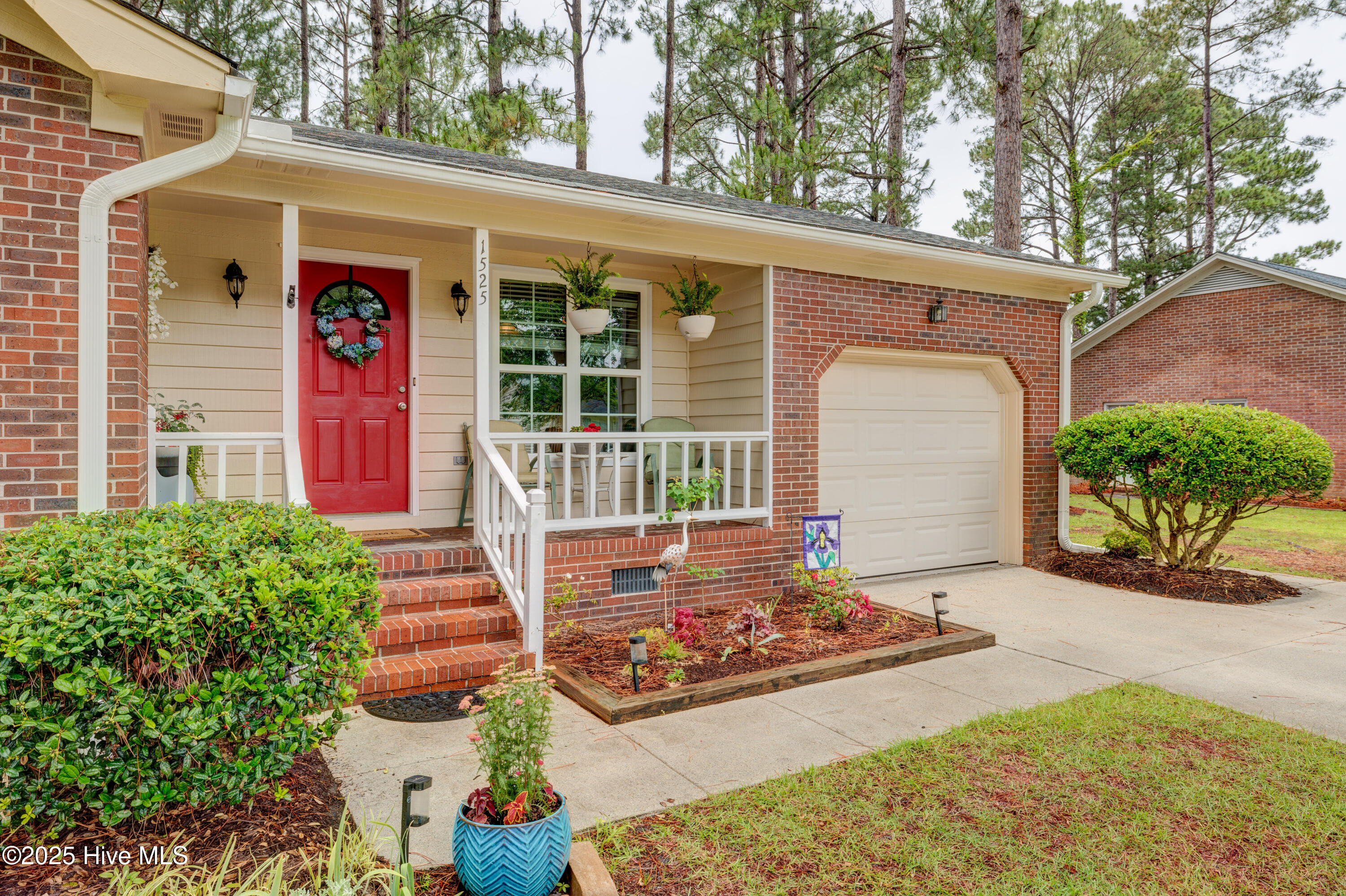1525 Pointer Lane